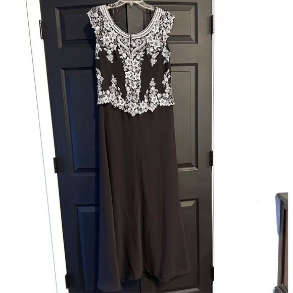 J Kara Women's Cap Sleeve Long Beaded Dress - Picture 3 of 10